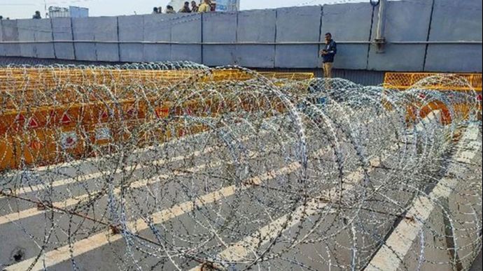 टिकरी बॉर्डर के एक किलोमीटर के इलाके को सील कर दिया गया है टिकरी बॉर्डर के एक किलोमीटर के इलाके को सील कर दिया गया है