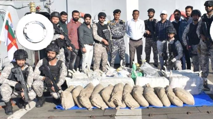 भारतीय नौसेना, एनसीबी और गुजरात एटीएस ने संयुक्त ऑपरेशन चलाकर गुजरात के कच्छ से नशीले पदार्थों की बड़ी खेप बरामद की है भारतीय नौसेना, एनसीबी और गुजरात एटीएस ने संयुक्त ऑपरेशन चलाकर गुजरात के कच्छ से नशीले पदार्थों की बड़ी खेप बरामद की है