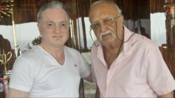 रेमंड के मालिक गौतम सिंघानिया और उनके पिता विजयपत सिंघानिया