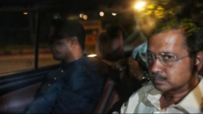 सीएम अरविंद केजरीवाल गिरफ्तार सीएम अरविंद केजरीवाल गिरफ्तार