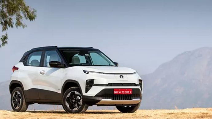 टाटा ने पहली बार अपनी Punch EV पर डिस्काउंट का एलान किया है टाटा ने पहली बार अपनी Punch EV पर डिस्काउंट का एलान किया है