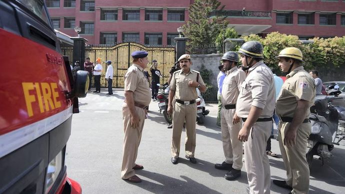 Delhi - NCR के करीब 100 स्कूलों में बम रखा होने की धमकी भेजी गई है Delhi - NCR के करीब 100 स्कूलों में बम रखा होने की धमकी भेजी गई है