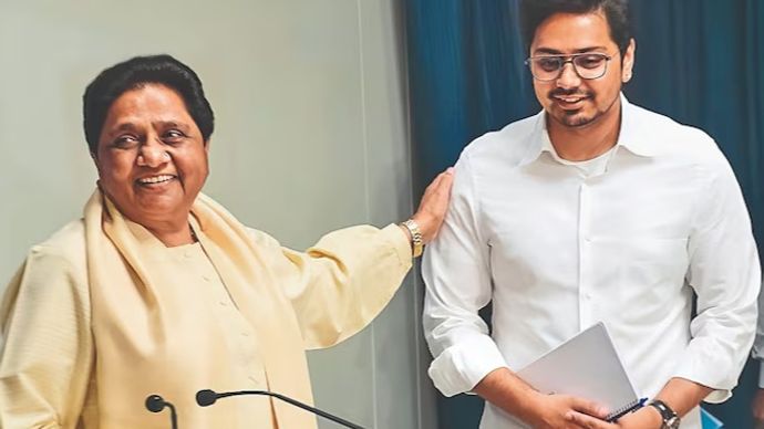 बीएसपी सुप्रीमो मायावती और भतीजा आकाश आनंद बीएसपी सुप्रीमो मायावती और भतीजा आकाश आनंद