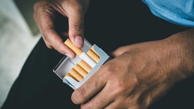 विस्तारा एयरलाइन की उड़ान के शौचालय में सिगरेट जलाने के आरोप में 51 वर्षीय एक यात्री को गिरफ्तार किया गया