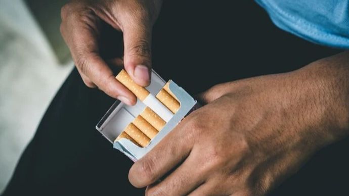 विस्तारा एयरलाइन की उड़ान के शौचालय में सिगरेट जलाने के आरोप में 51 वर्षीय एक यात्री को गिरफ्तार किया गया विस्तारा एयरलाइन की उड़ान के शौचालय में सिगरेट जलाने के आरोप में 51 वर्षीय एक यात्री को गिरफ्तार किया गया