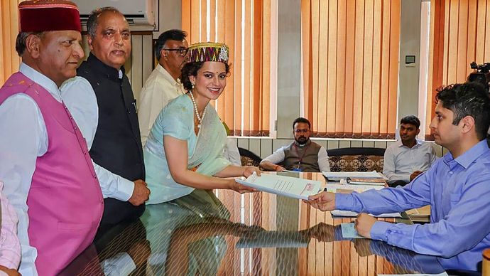 बॉलीवुड एक्ट्रेस एवं मंडी लोकसभा से BJP उम्मीदवार कंगना रनौत बॉलीवुड एक्ट्रेस एवं मंडी लोकसभा से BJP उम्मीदवार कंगना रनौत