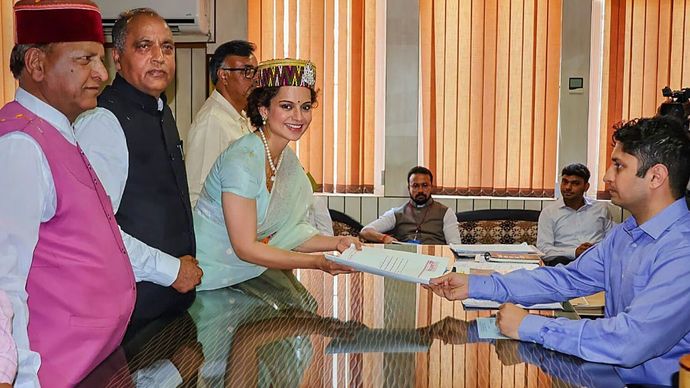 कंगना रनौत ने मंगलवार को अपनी 91 करोड़ रुपये से ज़्यादा की संपत्ति का खुलासा करके सुर्खियाँ बटोरीं