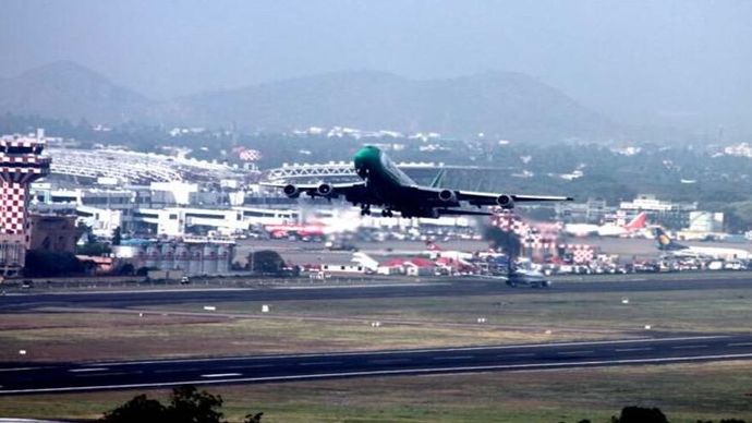 गोवा के मनोहर इंटरनेशनल एयरपोर्ट (एमआईए) पर बिजली गिरने और रनवे के किनारे की लाइटों को नुकसान गोवा के मनोहर इंटरनेशनल एयरपोर्ट (एमआईए) पर बिजली गिरने और रनवे के किनारे की लाइटों को नुकसान