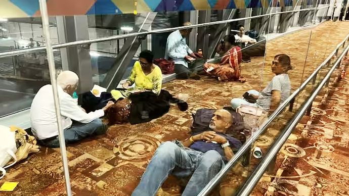 यात्रियों का कहना है कि लोगों को विमान में चढ़ने और बिना एयर कंडीशनिंग के बैठने के लिए मजबूर किया गया यात्रियों का कहना है कि लोगों को विमान में चढ़ने और बिना एयर कंडीशनिंग के बैठने के लिए मजबूर किया गया