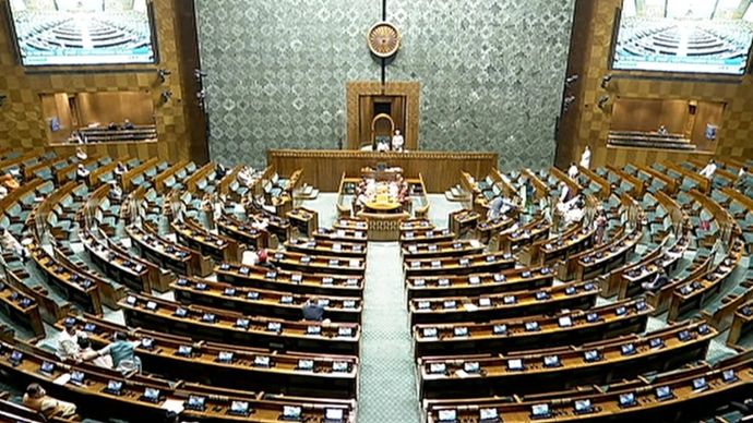 संसद के दोनों सदनों में सांसदों के बैठने का इंतजाम तय नियम के हिसाब से होता है संसद के दोनों सदनों में सांसदों के बैठने का इंतजाम तय नियम के हिसाब से होता है