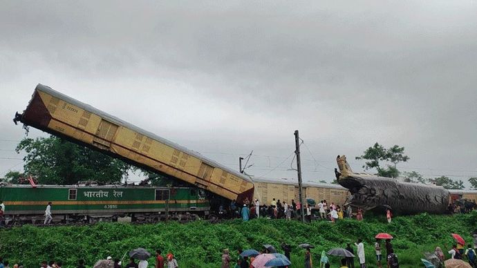 मालगाड़ी से टकराई एक्सप्रेस ट्रेन, यात्री हुए घायल