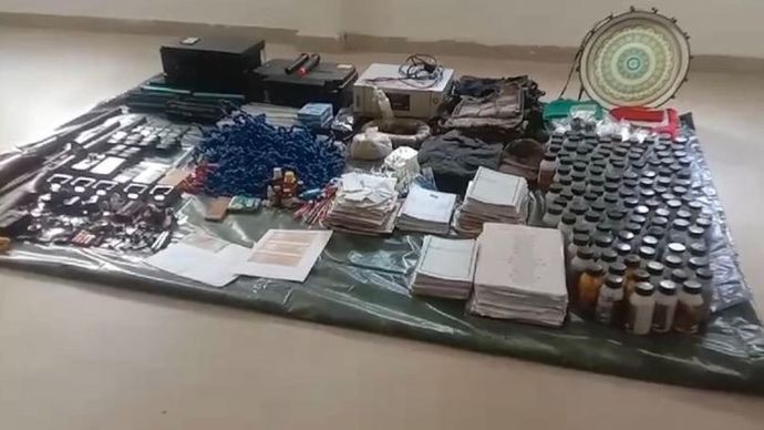 नक्सल संगठन के ठिकानो से बरामद सामान नक्सल संगठन के ठिकानो से बरामद सामान