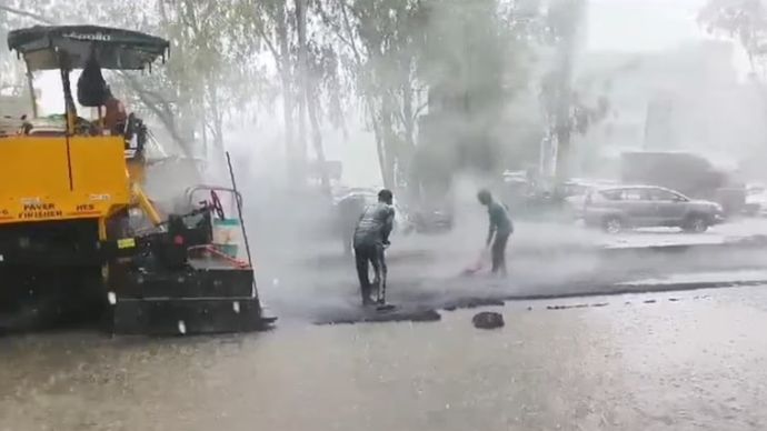 हरियाणा के करनाल में भारी बारिश के बीच सड़क बनाई जा रही थी