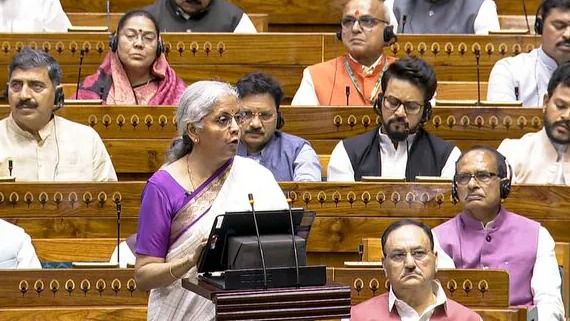 बजट पेश करते हुए वित्त मंत्री निर्मला सीतारमण 