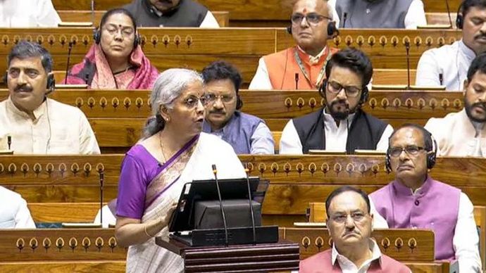 बजट पेश करते हुए वित्त मंत्री निर्मला सीतारमण
