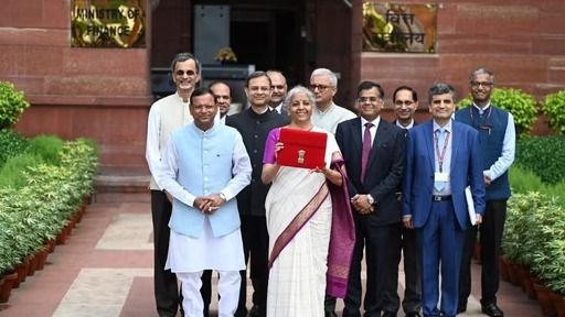 बजट पेश करने से पहले वित्त मंत्री निर्मला सीतारमन सहित मंत्रालय के अधिकारी 