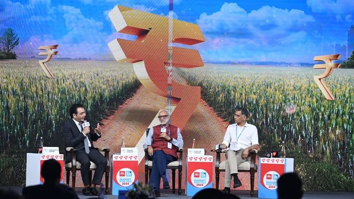 इंडिया टुडे-बिजनेस टुडे बजट राउंड टेबल 2024 में भारतीय अंतर्राष्ट्रीय आर्थिक संबंध अनुसंधान परिषद के अशोक गुलाटी और भारत कृषक समाज के अध्यक्ष अजय वीर जाखड़। इंडिया टुडे-बिजनेस टुडे बजट राउंड टेबल 2024 में भारतीय अंतर्राष्ट्रीय आर्थिक संबंध अनुसंधान परिषद के अशोक गुलाटी और भारत कृषक समाज के अध्यक्ष अजय वीर जाखड़।