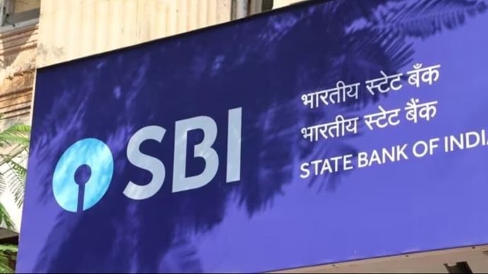 Q1 में डिपॉजिट प्रभावित होने से SBI के शेयरों में 3% से अधिक की गिरावट