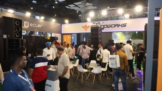 इंडियन डीजे एक्सपो में लोगो की भीड़ इंडियन डीजे एक्सपो में लोगो की भीड़