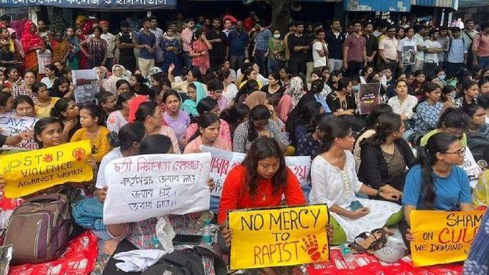 RG Kar Medical College And Hospital में ट्रेनी डॉक्टर से रेप-मर्डर प्रदर्शन