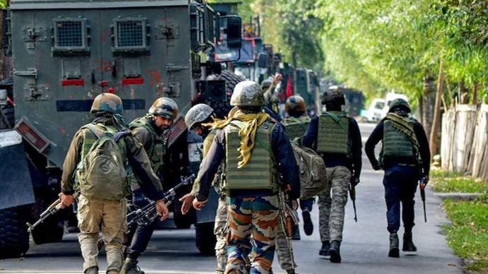 Jammu Kashmir के Doda जिले में आतंकवादियों और सुरक्षा बलों के बीच मुठभेड़ चल रही है Jammu Kashmir के Doda जिले में आतंकवादियों और सुरक्षा बलों के बीच मुठभेड़ चल रही है