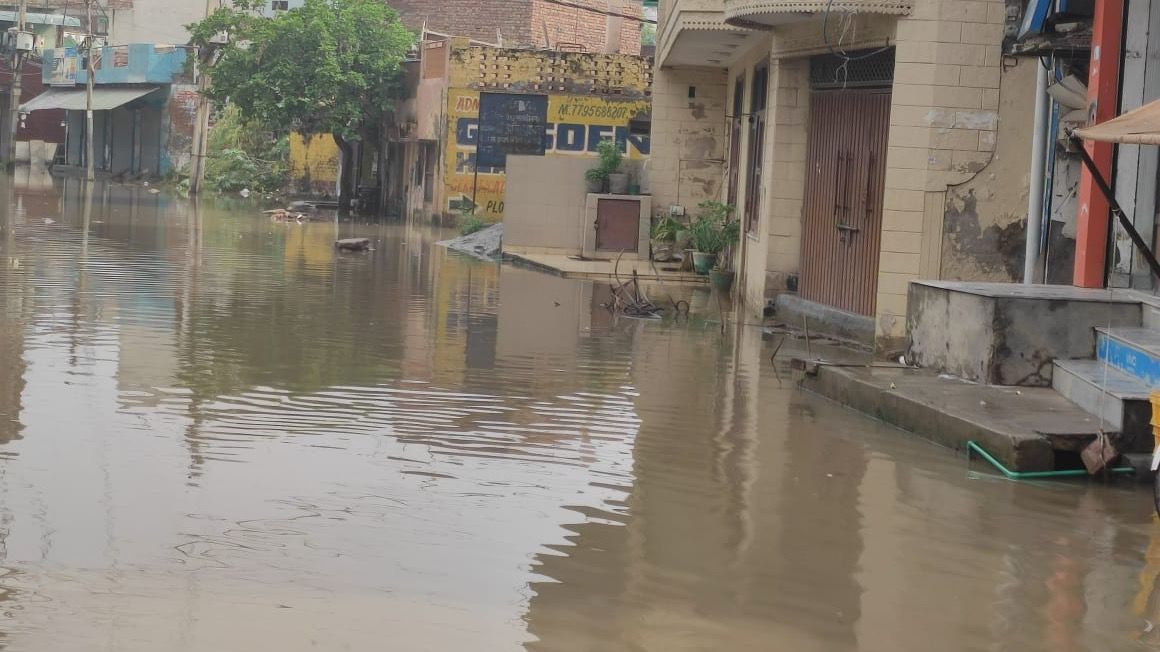 िल्ली प्रशासन का गैर जिम्मेदाराना रवैया, आसपास के लोगों की जान पर बन आई