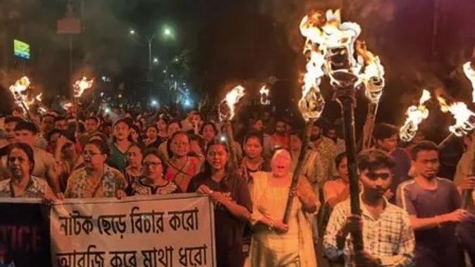 कोलकाता में लेडी डॉक्टर से रेप के बाद हत्या के मामले को लेकर देशभर में विरोध प्रदर्शन हो रहे हैं कोलकाता में लेडी डॉक्टर से रेप के बाद हत्या के मामले को लेकर देशभर में विरोध प्रदर्शन हो रहे हैं