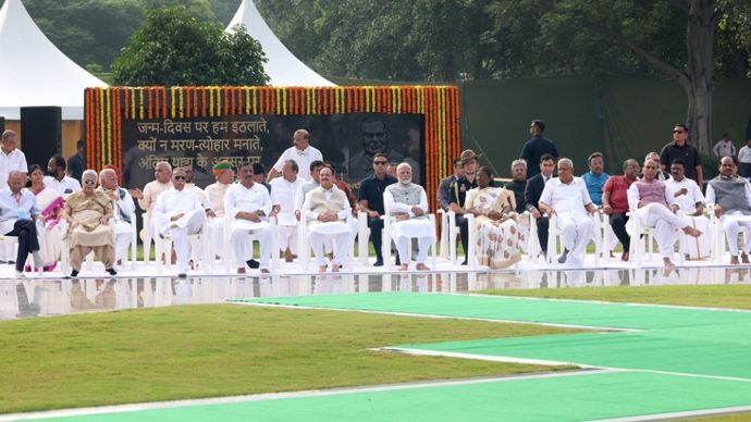 दिल्ली में स्मृति स्थल पर हुई प्रार्थना सभा में राष्ट्रपति उपराष्ट्रपति जगदीप धनखड़ के साथ राजनाथ सिंह, जेपी नड्डा, लोकसभा अध्यक्ष ओम बिरला, मनोहर लाल खट्टर समेत NDA एलायंस और भारतीय जनता पार्टी के सदस्य भी पहुंचे