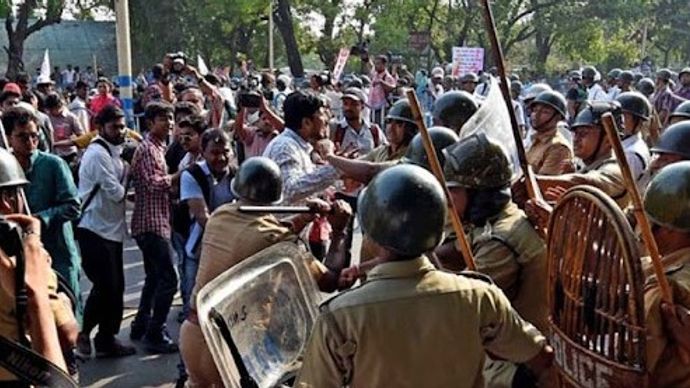 भारत बंद के समर्थन में प्रदर्शन कर रहे प्रदर्शनकारियो पर पटना पुलिस ने किया लाठीचार्ज भारत बंद के समर्थन में प्रदर्शन कर रहे प्रदर्शनकारियो पर पटना पुलिस ने किया लाठीचार्ज