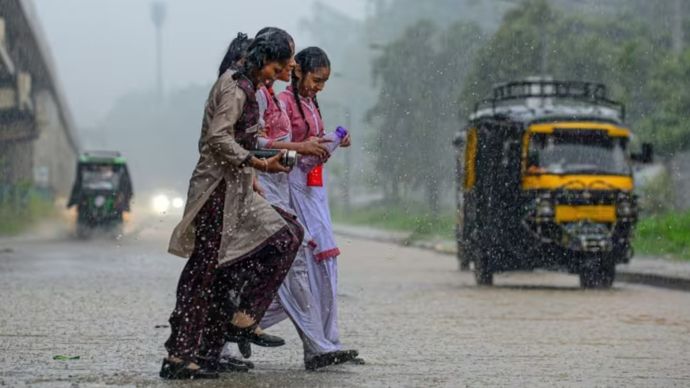 Weather Update: IMD ने Delhi में 2-3 दिनों तक हल्की बारिश की भविष्यवाणी की