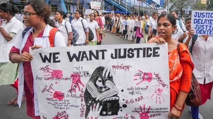 ट्रेनी डॉक्टर के रेप और मर्डर के विरोध में प्रदर्शन ट्रेनी डॉक्टर के रेप और मर्डर के विरोध में प्रदर्शन