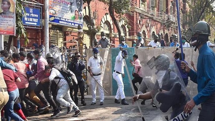छात्र संगठन का नबन्ना अभियान, छात्रों ने बैरिकेडिंग तोड़ी, पुलिस ने किया लाठीचार्ज छात्र संगठन का नबन्ना अभियान, छात्रों ने बैरिकेडिंग तोड़ी, पुलिस ने किया लाठीचार्ज