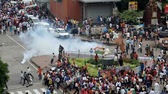 कोलकाता में ट्रेनी डॉक्टर के रेप-मर्डर केस में छात्र संगठनों के प्रोटेस्ट मार्च के बाद भाजपा ने बुधवार को 12 घंटे का बंगाल बंद बुलाया है कोलकाता में ट्रेनी डॉक्टर के रेप-मर्डर केस में छात्र संगठनों के प्रोटेस्ट मार्च के बाद भाजपा ने बुधवार को 12 घंटे का बंगाल बंद बुलाया है
