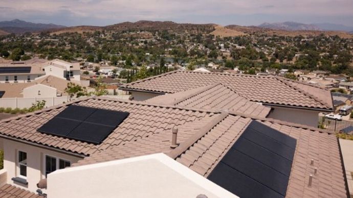 अब घर में सोलर पैनल की जगह सोलर टाइल्स लगवाएं!