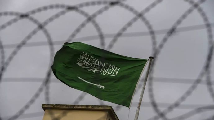 सऊदी अरब के झंडे पर लिखा है इस्लाम का पवित्र कलमा सऊदी अरब के झंडे पर लिखा है इस्लाम का पवित्र कलमा