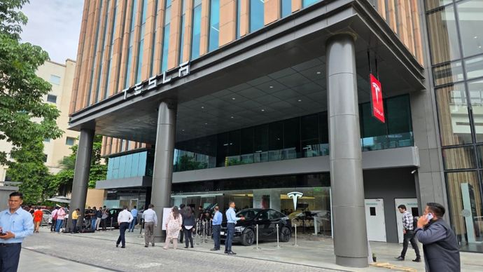 दिल्ली के एयरोसिटी में खुला टेस्ला का शोरूम Tesla showroom in Delhi's Aerocity