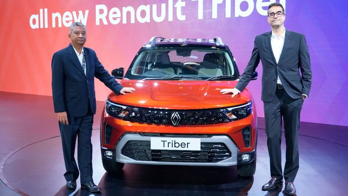 नई ट्राइबर के साथ Venkatram Mamillapalle (L), Managing Director, Renault India और Francisco Hidalgo, Vice President (Sales and Marketing) (R) Venkatram Mamillapalle (L), Managing Director, Renault India with Francisco Hidalgo, Vice President (Sales and Marketing) (R), with the new Triber.