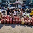 शहर-शहर LPG का संकट! कहीं होटल बंद, कहीं रेस्टोरेंट ने अपने मेन्यू से कुछ आइटम हटाया; गैस के लिए लगी लंबी कतारें