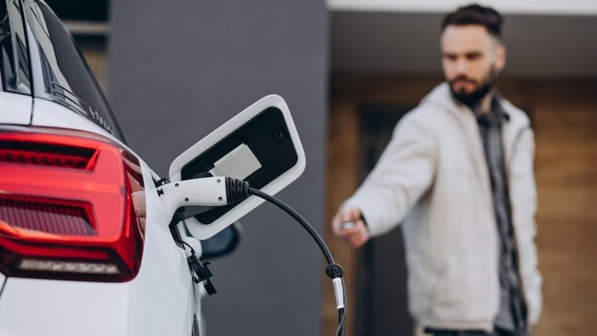 पश्चिम एशिया तनाव के बीच भारत में EV की मांग तेज! पेट्रोल-डीजल महंगे होने के डर से बदला बाजार का रुख