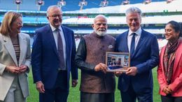 मेलबर्न में PM मोदी ने स्टीव वॉ को भेंट की 20 साल पुरानी तस्वीर, जानिए क्यों है खास