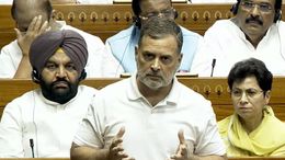 लोकसभा में राहुल गांधी के 'स्टूडेंट, इडियट और अंधभक्त' वाले बयान पर हंगामा! स्पीकर ने रिकॉर्ड से हटवाया शब्द