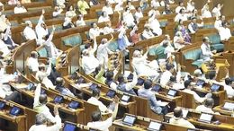 लोकसभा से पास हुआ पेपर लीक विरोधी बिल, राहुल गांधी के आरोपों पर सदन में हंगामा