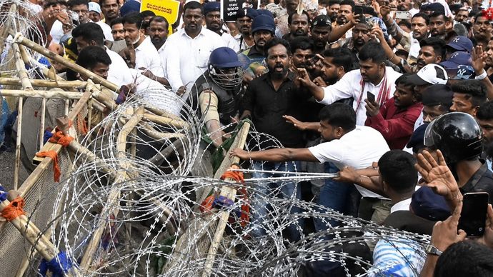 डिग्रियों की लगी है लाइन लेकिन नहीं मिल रही नौकरी. (Photo- ITGD) डिग्रियों की लगी है लाइन लेकिन नहीं मिल रही नौकरी. (Photo- ITGD)
