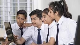 नोएडा के स्कूलों में बच्चों का स्क्रीन टाइम फिक्स, डिजिटल बोर्ड के लिए जारी हुई नई गाइडलाइन