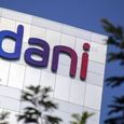 बाजार गिरा लेकिन 3% उछला Adani Green का शेयर! जानिए ट्रिगर और टारगेट प्राइस