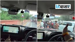 "Thar है कहीं भी चढ़ा देंगे"... मां की मौजूदगी में ड्राइवर की हरकत पर भड़के लोग ट्रैफिक से बचने के लिए फुटपाथ पर Thar दौड़ाता शख्स अपनी मां को दिखाता रहा SUV का 'फायदा' (फोटो: @SaffronChargers/X)