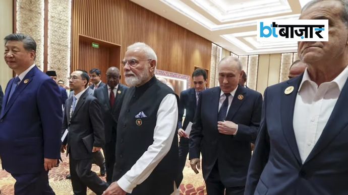 PM मोदी के साथ डिनर हॉल की तरफ बढ़ते दिखे विदेशी मेहमान. (Photo: PTI) PM मोदी के साथ डिनर हॉल की तरफ बढ़ते दिखे विदेशी मेहमान. (Photo: PTI)