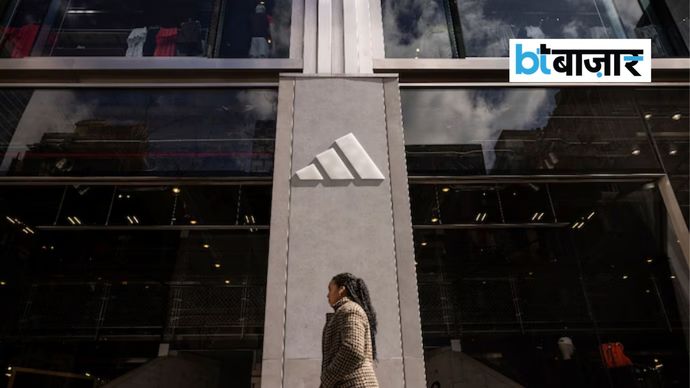 न्यूयॉर्क के 5th Avenue पर Adidas स्टोर के बाहर से गुजरता एक पैदल यात्री। (AP Photo/Yuki Iwamura) न्यूयॉर्क के 5th Avenue पर Adidas स्टोर के बाहर से गुजरता एक पैदल यात्री। (AP Photo/Yuki Iwamura)