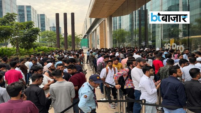 Apple स्टोर्स के बाहर लगी लंबी कतारों पर सोनू सूद ने दी प्रतिक्रिया। Apple स्टोर्स के बाहर लगी लंबी कतारों पर सोनू सूद ने दी प्रतिक्रिया।