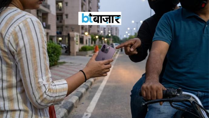 महिला ने ऑनलाइन पेमेंट के लिए iPhone 18 Pro निकाला, तभी वारदात हुई। (AI से बनी तस्वीर) महिला ने ऑनलाइन पेमेंट के लिए iPhone 18 Pro निकाला, तभी वारदात हुई। (AI से बनी तस्वीर)
